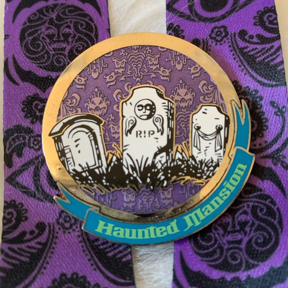 Disney Haunted Mansion Glow-in-the-Dark Mystery Pin 2019 - Three Tombstones NEW